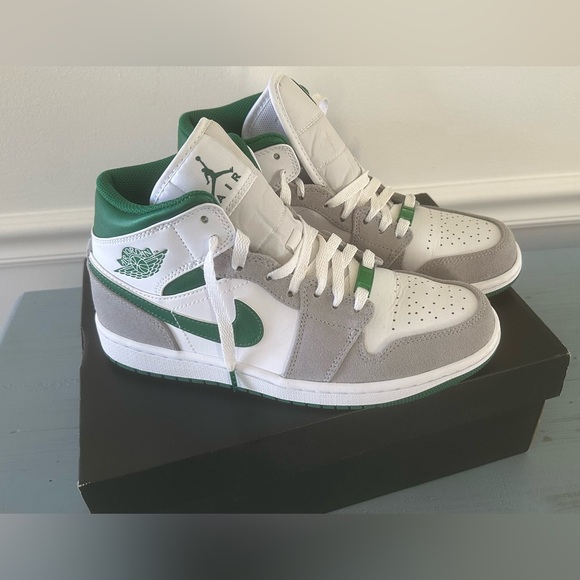 Nike Air Jordan’s Youth 7 / Women’s 8.5 Shoes - Green and Gray